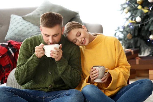 Young couple drinking hot chocolate at home — Stock Photo, Image