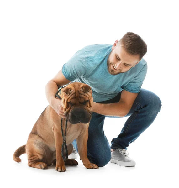 Glücklicher Mann mit niedlichem Hund auf weißem Hintergrund — Stockfoto