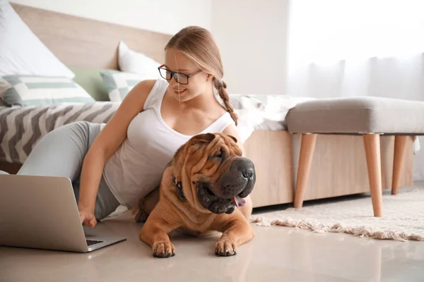 Happy woman with cute dog working at home — Stock Photo, Image