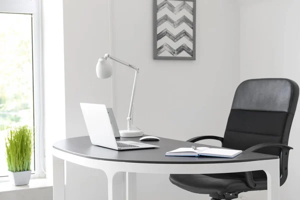 Elegante lugar de trabajo con portátil moderno en la oficina —  Fotos de Stock