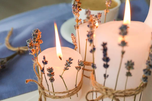Belle candele ardenti con lavanda, primo piano — Foto Stock