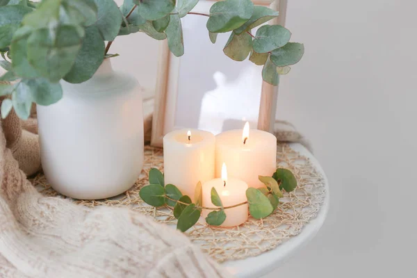 美丽的燃烧蜡烛和花瓶，桌上有枝形 — 图库照片