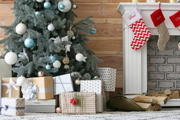 Muchas hermosas cajas de regalo bajo el árbol de Navidad —  Fotos de Stock