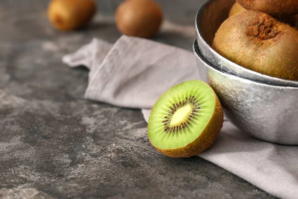 Bowl with tasty ripe kiwi on table — Stock Photo, Image