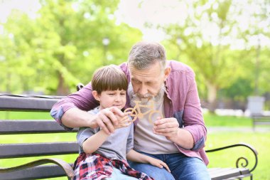 Sevimli küçük oğlan ve onun büyükbaba oyun içinde Park