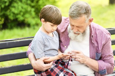 Sevimli küçük oğlan ve onun büyükbaba oyun içinde Park