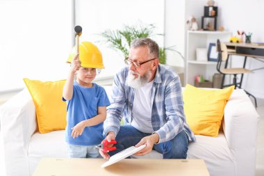 Dedesi evde saat tamir küçük çocuk öğretim