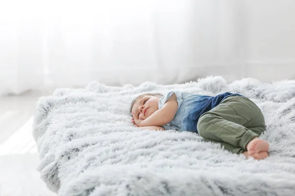 Niño pequeño con trastorno autista acostado en la cama en casa — Foto de Stock