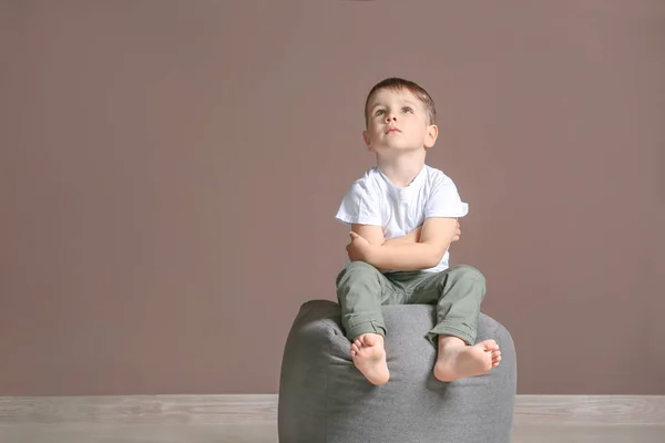 Kleiner Junge mit autistischer Störung sitzt in der Nähe von Farbwand — Stockfoto
