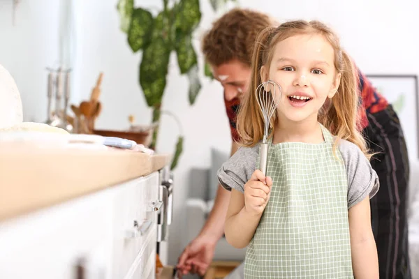 Little girl and her father baking pastry at home — Stock Photo, Image