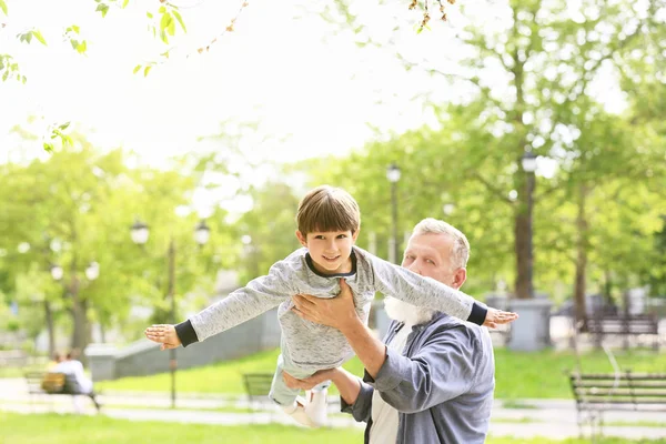 Söt liten pojke och hans farfar leker i parken — Stockfoto