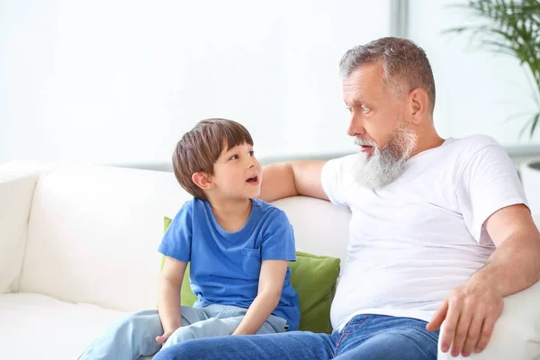 Lindo niño con abuelo en casa — Foto de Stock