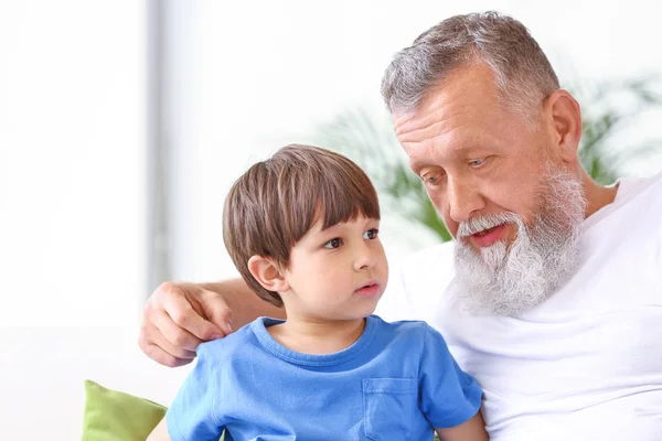 Lindo niño con abuelo en casa — Foto de Stock