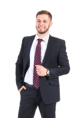 Beyaz arka plan üzerinde yakışıklı şık işadamı