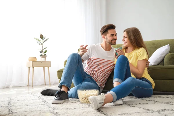 Szczęśliwa para ogląda telewizję w domu — Zdjęcie stockowe
