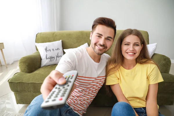 Pareja feliz viendo la televisión en casa —  Fotos de Stock