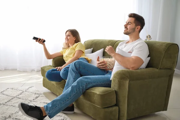 ハッピーカップル見るテレビにホーム — ストック写真