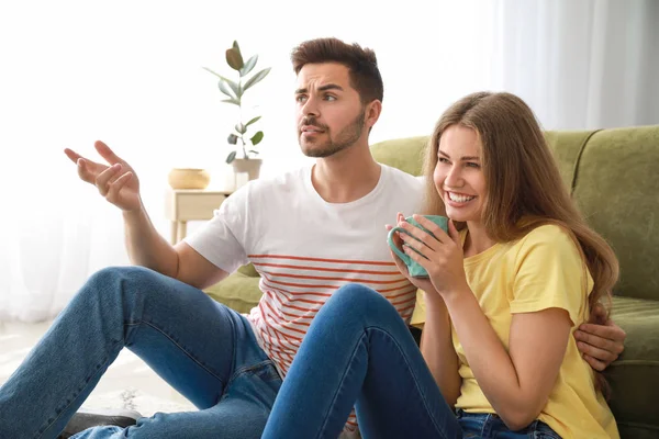 Felice coppia guardando la TV a casa — Foto Stock