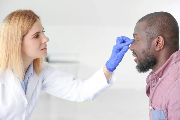 非裔美国人在诊所会见整形外科医生 — 图库照片
