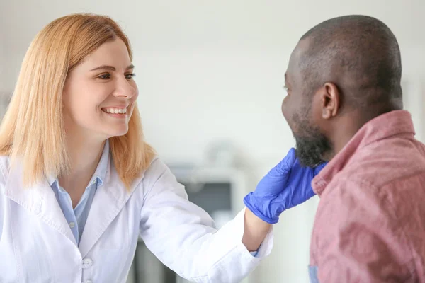 African-American man meeting with plastic surgeon in clinic — Stock Photo, Image