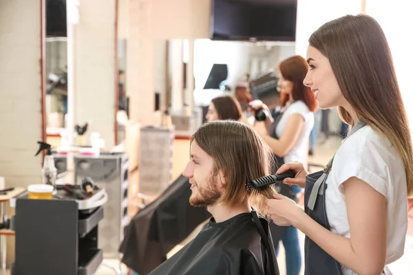 Female hairdresser working with client in salon — Stock Photo, Image
