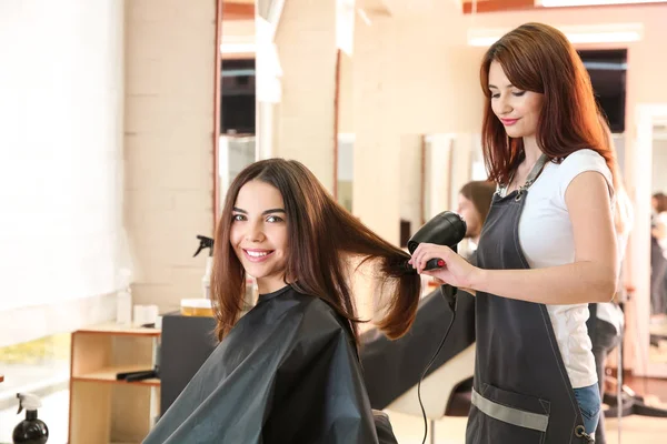 Female hairdresser working with client in salon — Stock Photo, Image