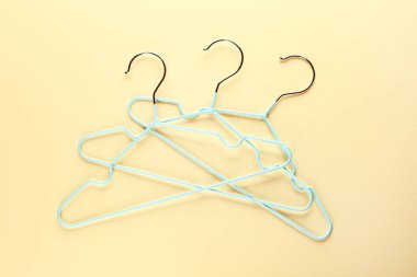 Giysi askıları renk arkaplanında