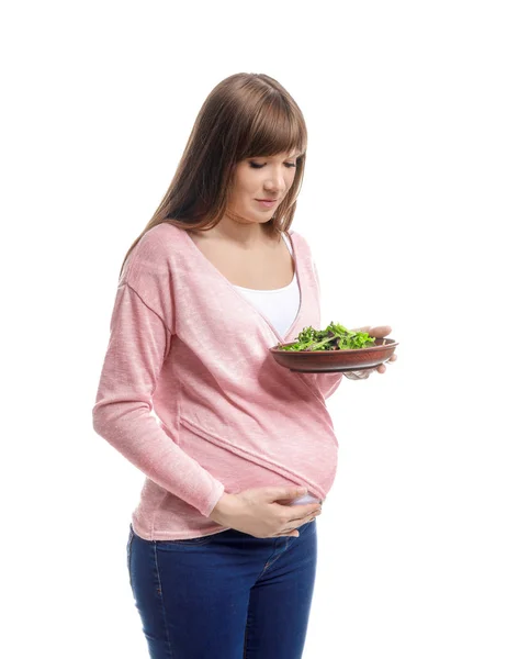 Beyaz arka planda sağlıklı salatası olan güzel hamile kadın. — Stok fotoğraf