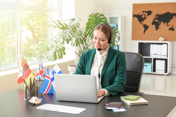 Female travel agent working in office — Stock Photo, Image