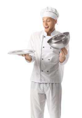 Beyaz arka plan üzerinde tepsi ve cloche ile Sürpriz erkek şef