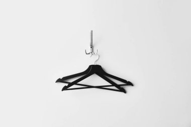 Beyaz duvarda giysi askıları