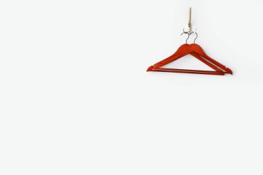 Beyaz duvarda giysi askıları