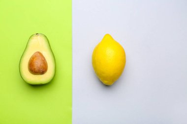 Renk arka planda taze avokado ve limon