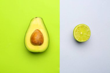 Renk arka planda taze avokado ve kireç