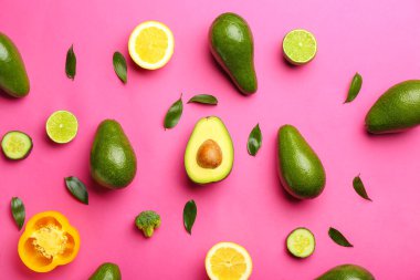 Taze avokado, meyve ve sebze renk arka plan üzerinde