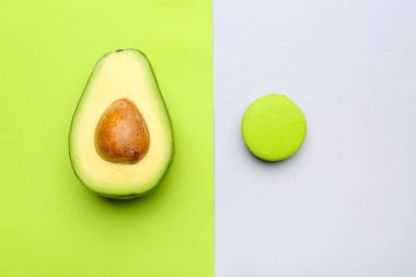 Renk arka planda taze avokado ve makarna