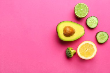 Taze avokado, salatalık, limon, limon ve brokoli renk arka plan üzerinde