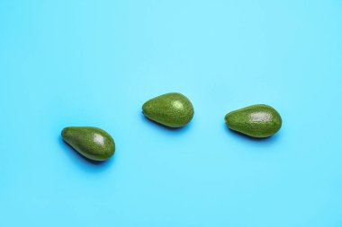 Renkli arka planda taze avokado