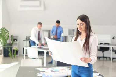 Ofiste güzel kadın mimar