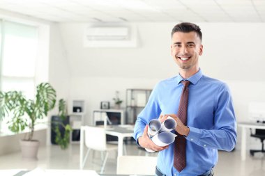 Ofiste yakışıklı erkek mimar