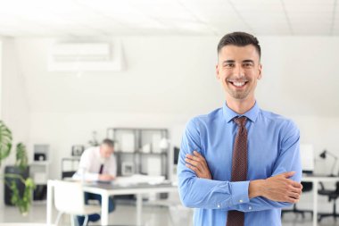 Ofiste yakışıklı erkek mimar