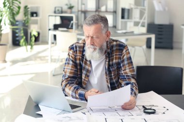Ofiste çalışan olgun erkek mimar