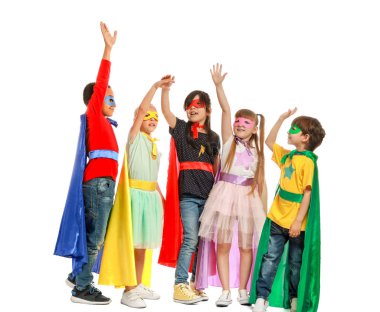 Beyaz arka planda süper kahraman lar gibi giyinmiş sevimli küçük çocuklar