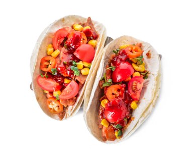 Beyaz arka planda lezzetli tacolar