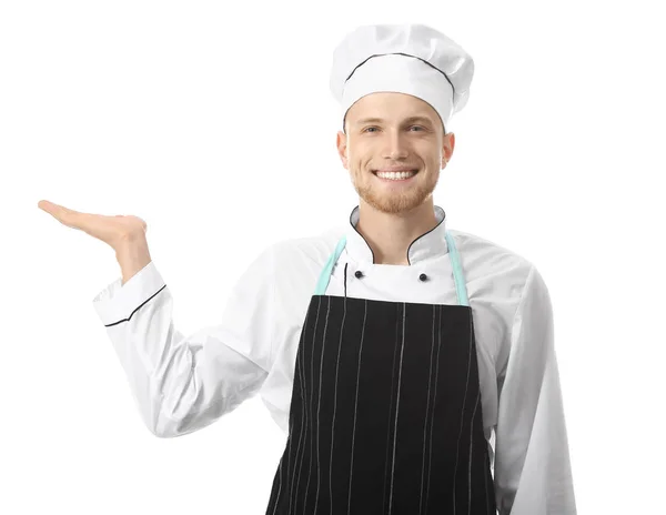 Bonito chef masculino mostrando algo no fundo branco — Fotografia de Stock