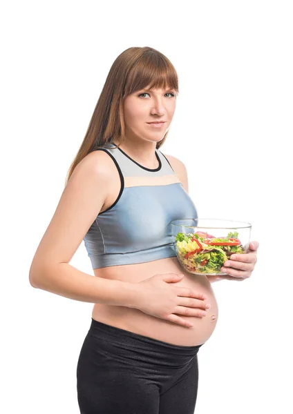 Wanita hamil cantik dengan salad sehat di latar belakang putih — Stok Foto
