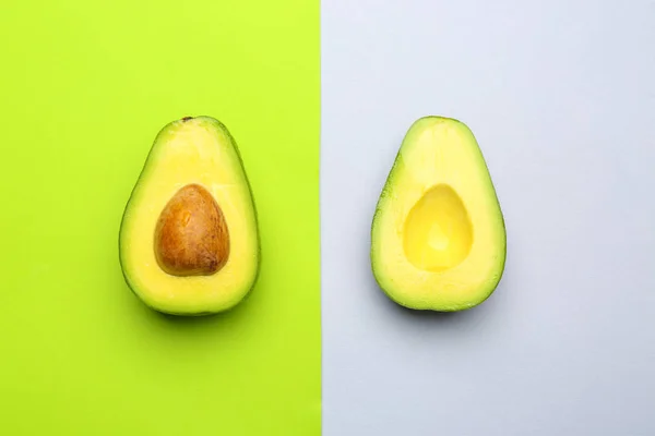 Verse avocado helften op kleur achtergrond — Stockfoto