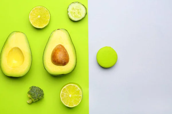 Verse avocado, limoen, komkommer, broccoli en Macaron op kleur achtergrond — Stockfoto