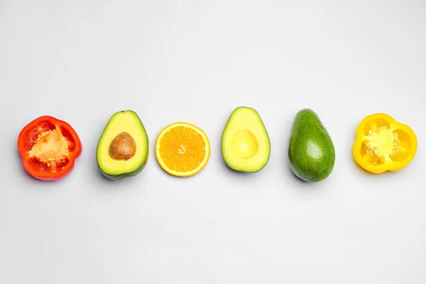 Verse avocado, groenten en fruit op lichte achtergrond — Stockfoto