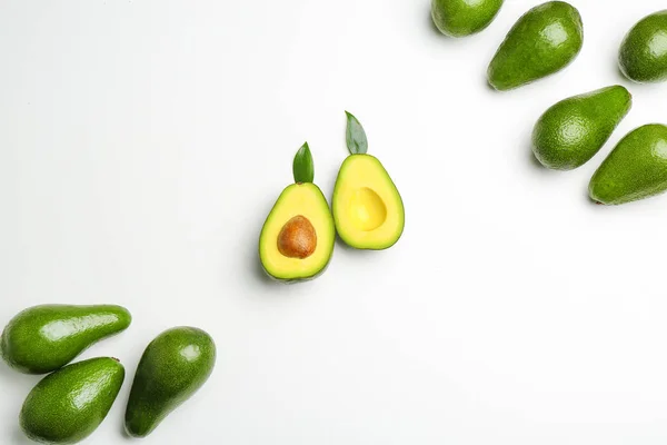 Verse avocado's op lichte achtergrond — Stockfoto